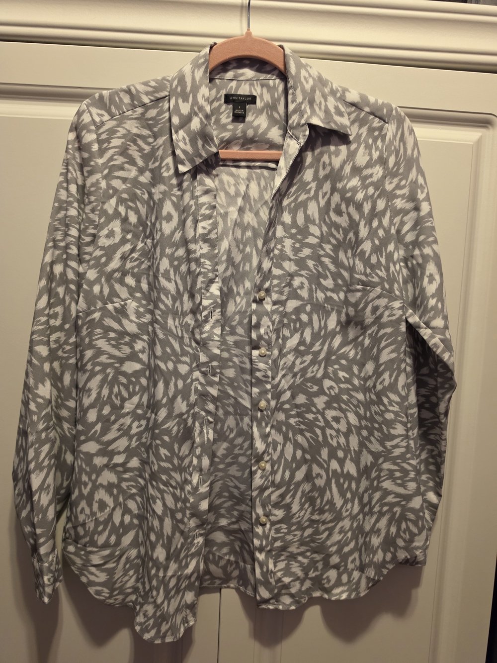 Anne Klein Gray & White Patterned Multi Button-Up Shirt